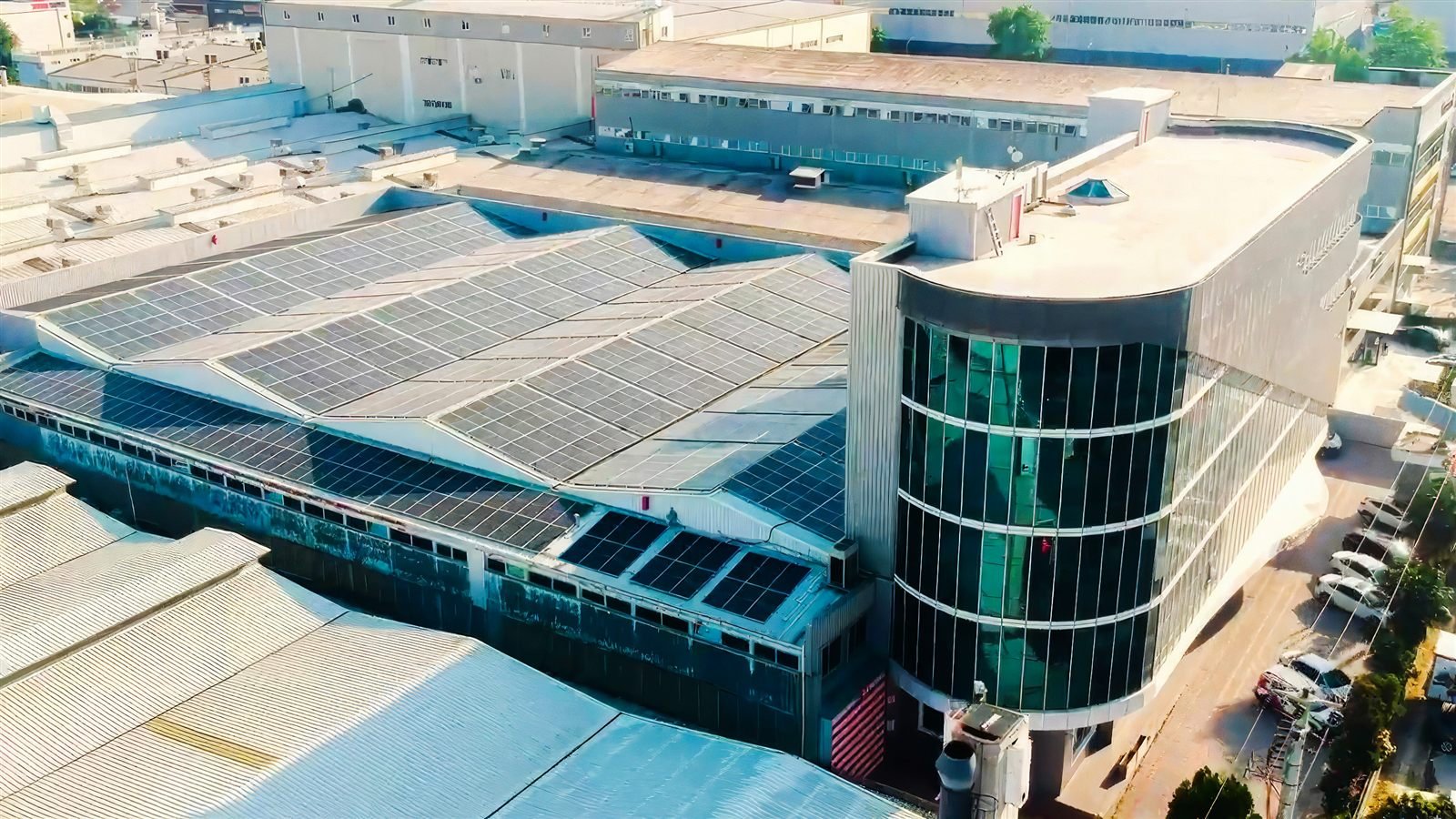 Bemis fabrikası çatısındaki güneş enerji santrali